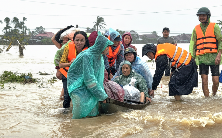 Bộ Quốc phòng: Xuất cấp hàng dự trữ quốc gia hỗ trợ nhân dân vùng lũ Trung Bộ - Ảnh 2.