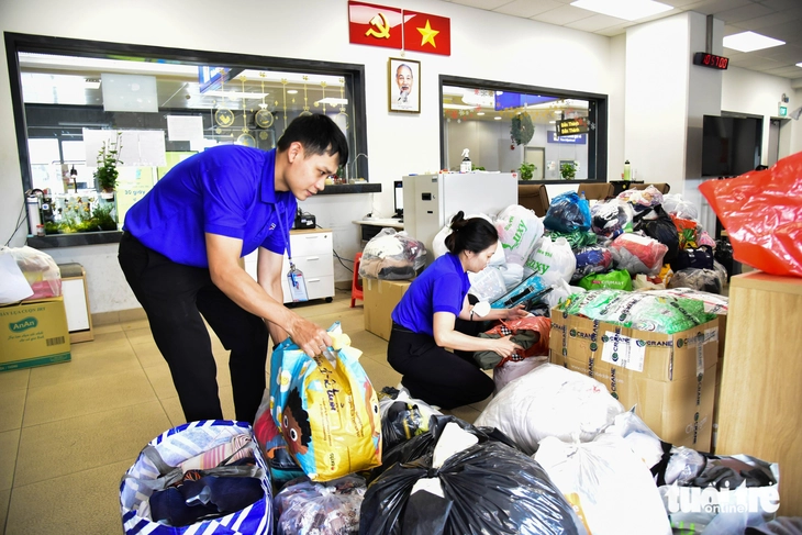 Người Việt, người nước ngoài chung tay 'gửi yêu thương' đến bà con vùng lũ  - Ảnh 2.