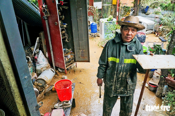 Nỗi đau xé lòng ở Diên Điền: Tuột tay người thân giữa lũ dữ... - Ảnh 1.