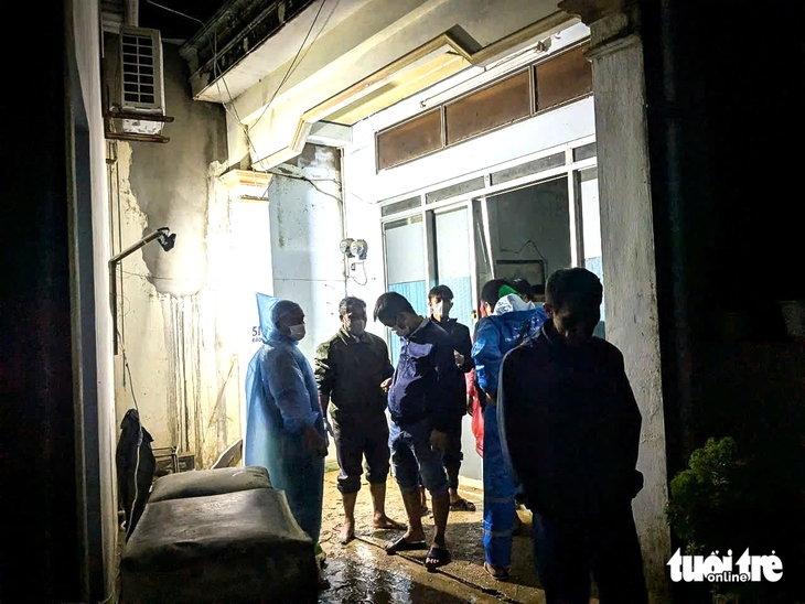 Nỗi đau từ vùng rốn lũ Khánh Hòa: Con trai bất lực nhìn cha chết trong dòng nước lũ - Ảnh 5. Nỗi đau từ vùng rốn lũ Khánh Hòa: Con trai bất lực nhìn cha chết trong dòng nước lũ - Ảnh 5.