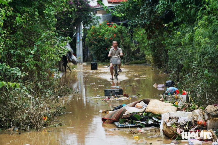 Ở vùng rốn lũ Khánh Hòa: Con trai bất lực nhìn cha chết trong dòng nước lũ- Ảnh 8. Nỗi đau xé lòng ở Diên Điền: Tuột tay người thân giữa lũ dữ... - Ảnh 11.