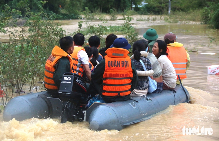 Ở vùng rốn lũ Khánh Hòa: Con trai bất lực nhìn cha chết trong dòng nước lũ- Ảnh 12. Khánh Hòa - Ảnh 14.