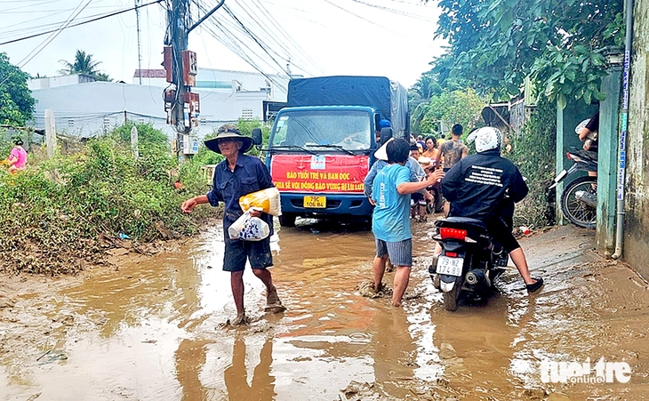 Báo Tuổi Trẻ trao quà cứu trợ đến người dân ở Tây Nha Trang - Ảnh 1.