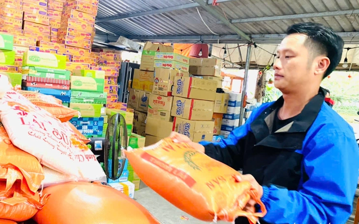 Người dân TP.HCM trao yêu thương đến đồng bào vùng lũ - Ảnh 4.