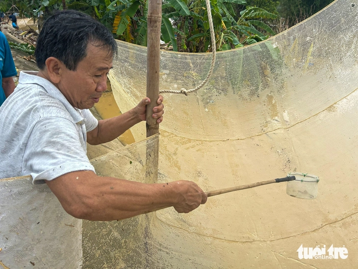 Người dân xứ Quảng đổ ra đồng kéo 'tủ' bắt cá 'rầm' kho nghệ - Ảnh 2.