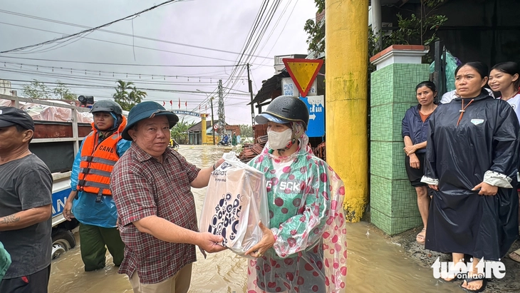 Quà cứu trợ khẩn cấp của báo Tuổi Trẻ đến với người dân vùng lũ Phú Yên cũ - Ảnh 3.