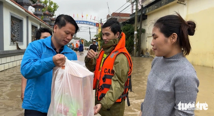 Quà cứu trợ khẩn cấp của báo Tuổi Trẻ đến với người dân vùng lũ Phú Yên cũ - Ảnh 2.