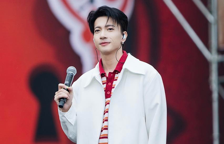 Đức Phúc ủng hộ thêm 200 triệu đồng, S.T Sơn Thạch bán đấu giá áo có chữ ký 33 anh tài gây quỹ - Ảnh 2. Đức Phúc ủng hộ thêm 200 triệu đồng, S.T Sơn Thạch bán đấu giá áo có chữ ký 33 anh tài gây quỹ - Ảnh 2.