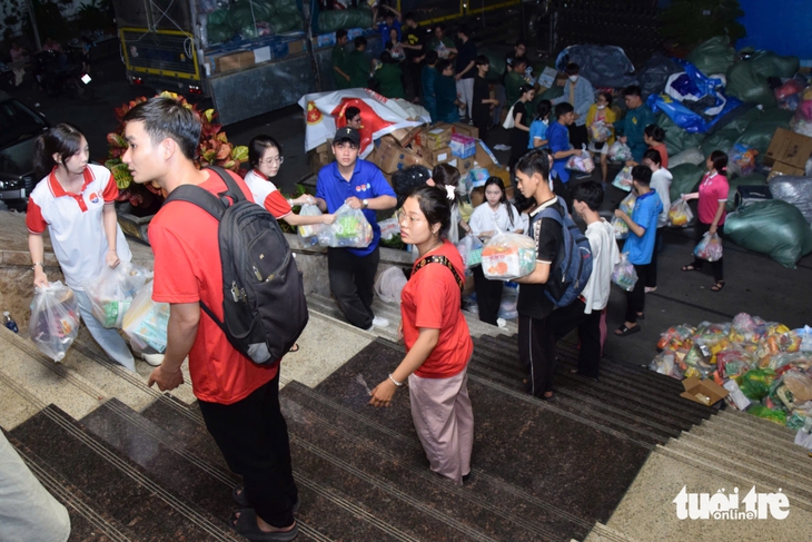 Nhiều bạn trẻ đến điểm tiếp nhận ủng hộ đồng bào vùng lũ: 'Ở đây cần người phụ không anh chị?' - Ảnh 1.