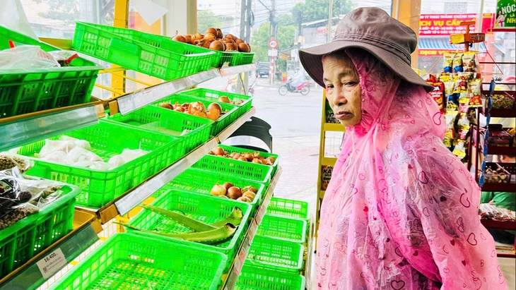 Ưu tiên hàng hóa, khuyến mãi cho vùng mưa lũ - Ảnh 2.