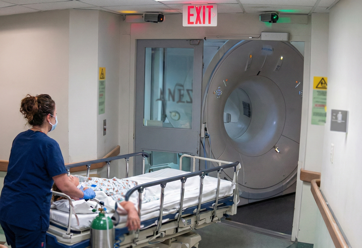 Không có chuyện bệnh nhân và bình oxy bị hút vào máy chụp MRI như video lan truyền - Ảnh 1.