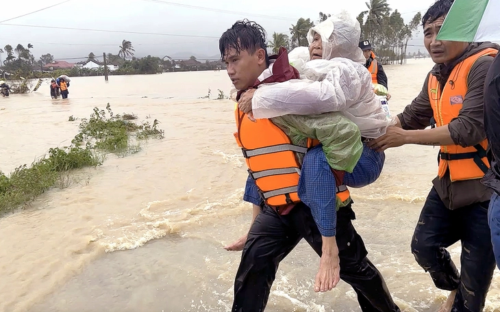 Phó Thủ tướng Nguyễn Hòa Bình: Dốc toàn lực khắc phục hậu quả lũ, minh bạch thông tin thiệt hại - Ảnh 8.