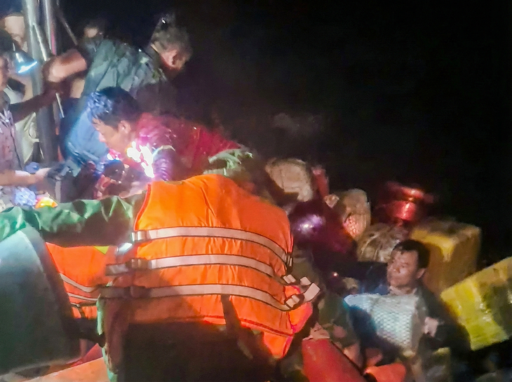 Cứu 13 ngư dân trôi dạt trên vùng biển Cà Mau - Ảnh 1.