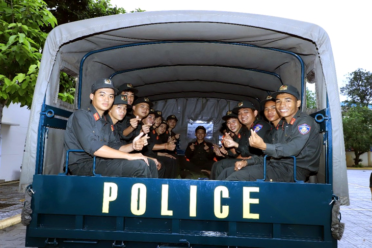 Công an Đồng Nai điều động hơn 130 cán bộ, chiến sĩ hỗ trợ Đắk Lắk khắc phục hậu quả mưa lũ - Ảnh 1.