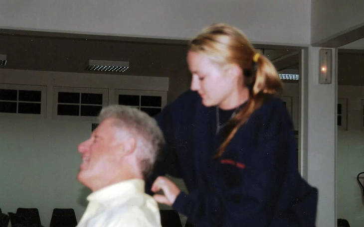 Xuất hiện ảnh ông Trump mặc áo choàng tắm nằm ‘quyến rũ’ trên giường giữa tâm điểm hồ sơ Epstein - Ảnh 3.