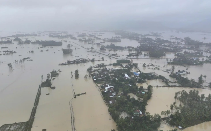 Trực thăng của Sư đoàn 372 cất cánh, bay cứu trợ người dân vùng lũ - Ảnh 7.