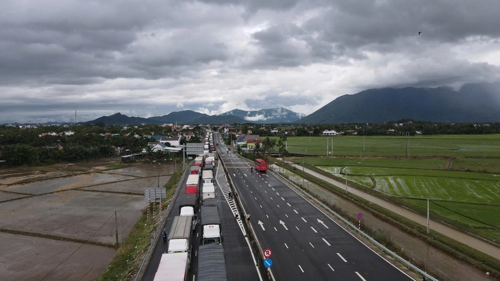 Xe trên quốc lộ 1, cao tốc từ TP.HCM ra Khánh Hòa, Phú Yên cũ, Bình Định cũ đi ra sao? - Ảnh 2.