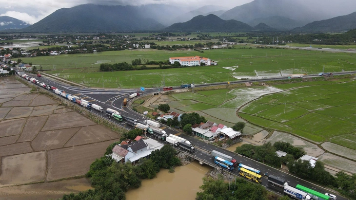 Xe trên quốc lộ 1, cao tốc từ TP.HCM ra Khánh Hòa, Phú Yên cũ, Bình Định cũ đi ra sao? - Ảnh 1.