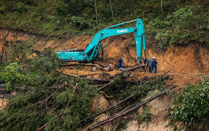 Chủ tịch Ủy ban Trung ương MTTQ Việt Nam thăm, động viên dân vùng lũ Lâm Đồng- Ảnh 2.