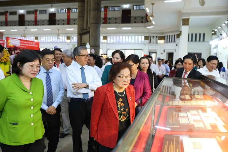 Lần đầu trưng bày quy mô lớn bộ sưu tập tiền Việt Nam - Ảnh 2.