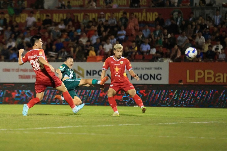 CLB Trường Tươi Đồng Nai thắng trận, HLV Việt Thắng nhận thẻ đỏ - Ảnh 2.