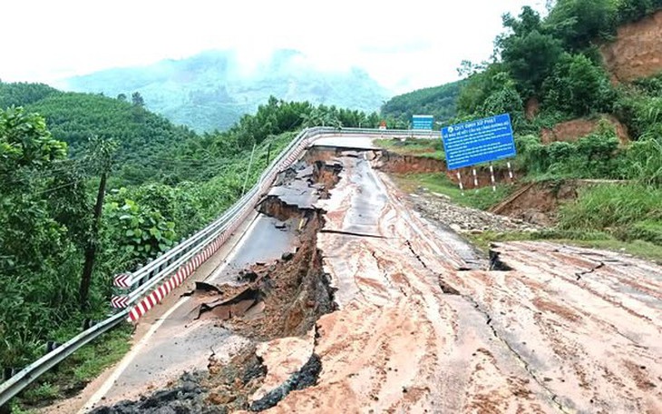 Xe ‘chôn bánh’ trên quốc lộ 1 hướng Khánh Hòa đi Phú Yên cũ, 4 ngày đi được 3km - Ảnh 15.