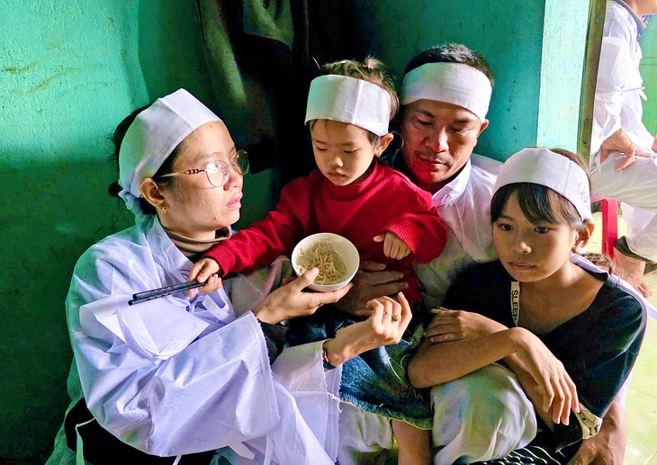 3 mẹ con kêu cứu giữa đêm, ông nội lội nước sang cứu bị lũ cuốn - Ảnh 1.