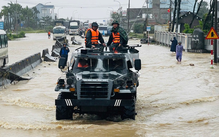 Tăng cường 250 cán bộ, công nhân khôi phục lưới điện vùng lũ Phú Yên cũ- Ảnh 2.