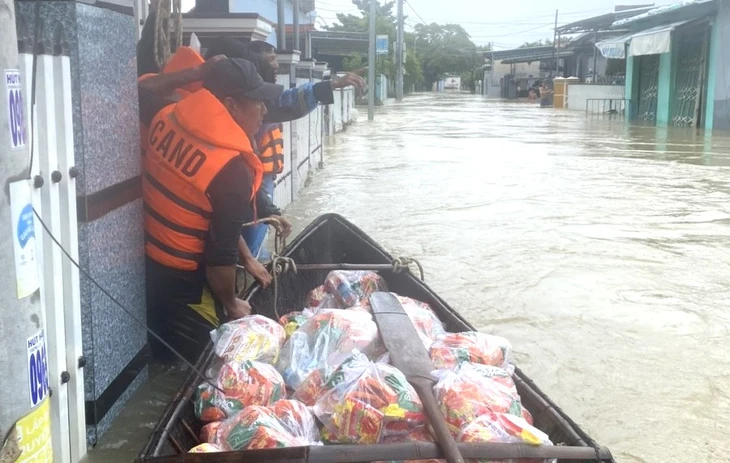 Cảnh sát Khánh Hòa tiếp nhận hơn 3.000 tin báo cầu cứu trong vùng lũ, cứu nạn hơn 3.000 người - Ảnh 1. Cảnh sát Khánh Hòa tiếp nhận hơn 3.000 tin báo kêu cứu trong vùng lũ, cứu nạn hơn 3.000 người - Ảnh 1.