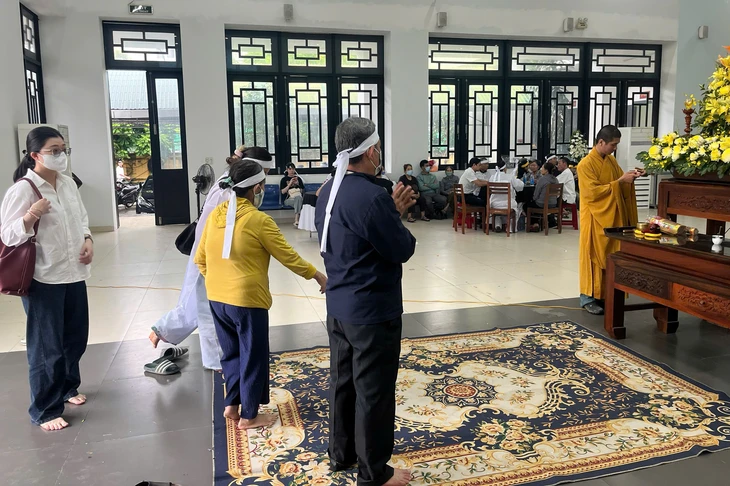 Đám tang ở nhà tang lễ bệnh viện: Ân hận không cứu được người cha mù rơi xuống dòng nước dữ - Ảnh 3.