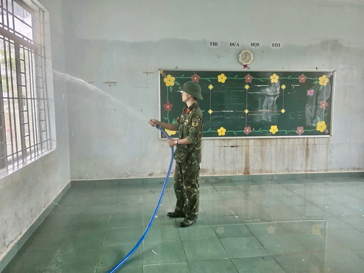 Xã Hòa Thịnh gượng dậy sau lũ, dân quân chung tay dọn dẹp nhà cửa, trường lớp - Ảnh 2.