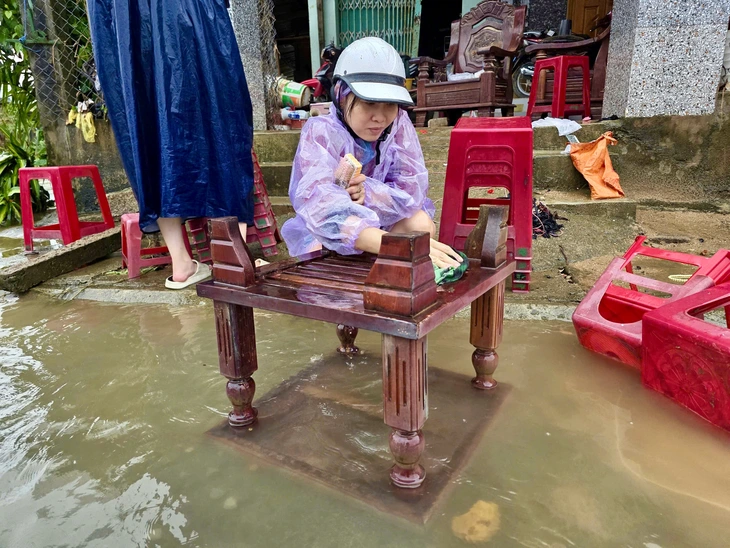 Xã Hòa Thịnh gượng dậy sau lũ, dân quân chung tay dọn dẹp nhà cửa, trường lớp - Ảnh 6.