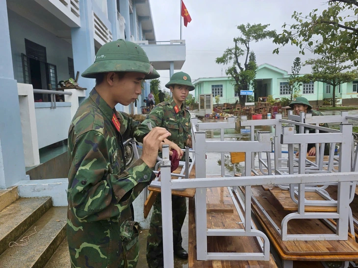 Xã Hòa Thịnh gượng dậy sau lũ, dân quân chung tay dọn dẹp nhà cửa, trường lớp - Ảnh 3.