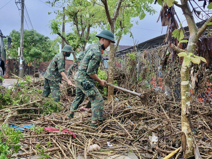 Xã Hòa Thịnh gượng dậy sau lũ, dân quân chung tay dọn dẹp nhà cửa, trường lớp - Ảnh 4.