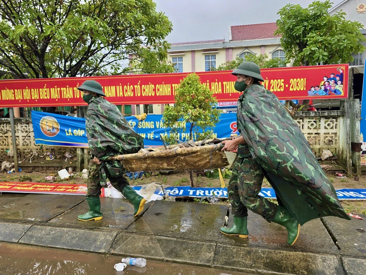 Xã Hòa Thịnh gượng dậy sau lũ, dân quân chung tay dọn dẹp nhà cửa, trường lớp - Ảnh 5.