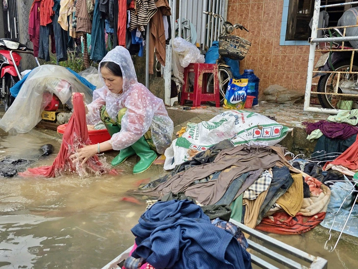 Xã Hòa Thịnh gượng dậy sau lũ, dân quân chung tay dọn dẹp nhà cửa, trường lớp - Ảnh 7.