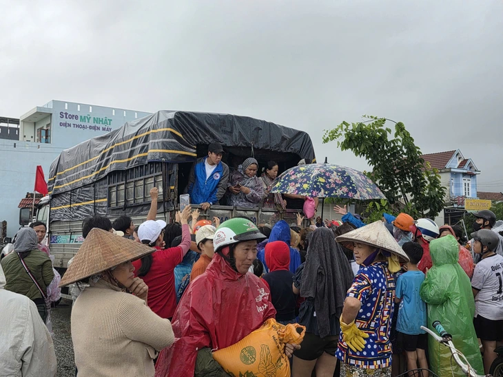 Xã Hòa Thịnh gượng dậy sau lũ, dân quân chung tay dọn dẹp nhà cửa, trường lớp - Ảnh 11.