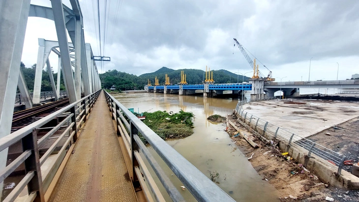 Đập ngăn mặn sông Cái Nha Trang có làm ảnh hưởng thoát lũ? - Ảnh 2.