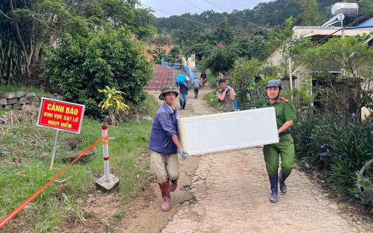 Tiếp tục sơ tán khẩn cấp dân sống gần quả đồi “rách đôi” ở vùng lũ Đa Nhim - Ảnh 2.