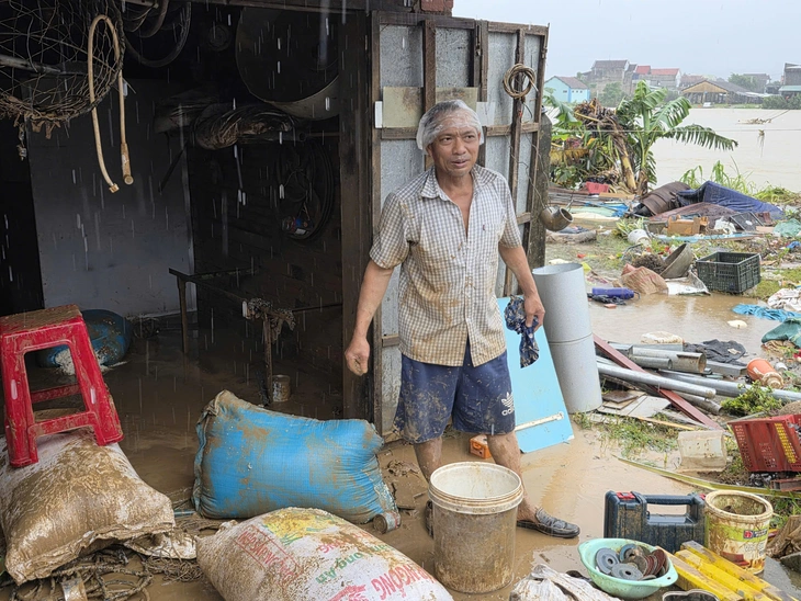 Xã Hòa Thịnh gượng dậy sau lũ, dân quân chung tay dọn dẹp nhà cửa, trường lớp - Ảnh 9.