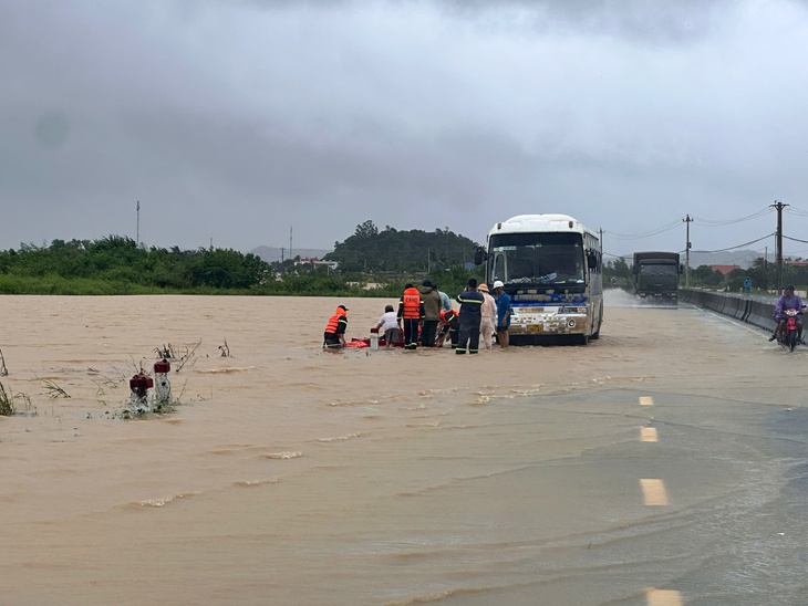 Giao thông trên quốc lộ 1 qua tỉnh Khánh Hòa, Phú Yên và Bình Định cũ đã thông thoáng - Ảnh 4.