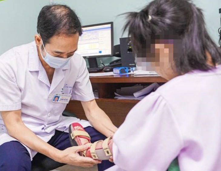 Sau 6 năm phải nhờ cha mẹ cõng trên lưng, bé gái tự đi lại nhờ kỹ thuật phẫu thuật mới - Ảnh 1.