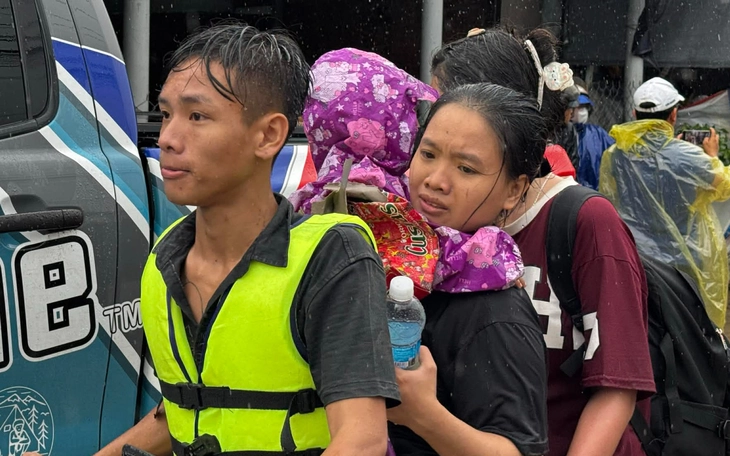 23 giờ gào thét giữa lũ dữ và hai người ứng cứu từ chối danh xưng người hùng - Ảnh 6.