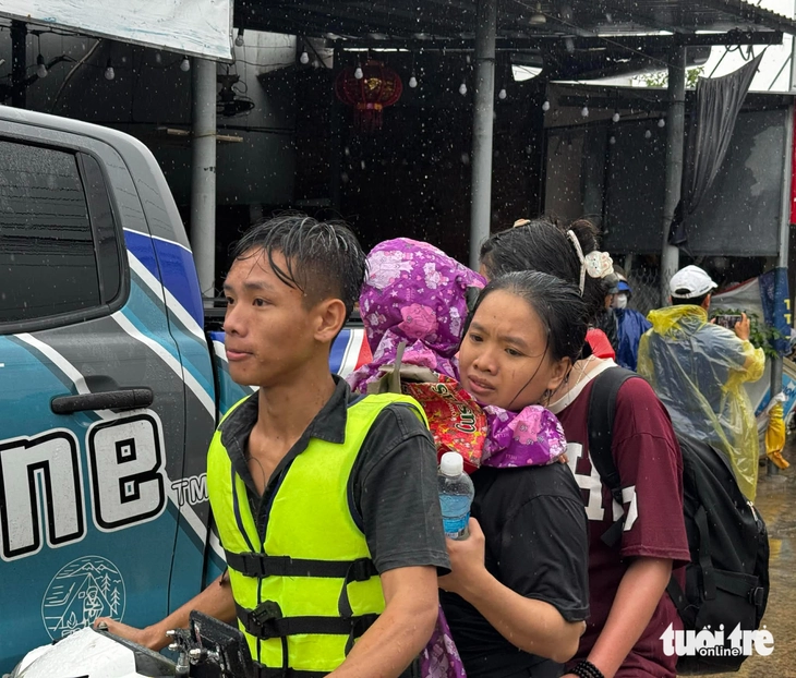 Giữa bao mất mát, nghĩa đồng bào thắp lên ấm áp từ lòng người - Ảnh 3. nghĩa đồng bào - Ảnh 3.