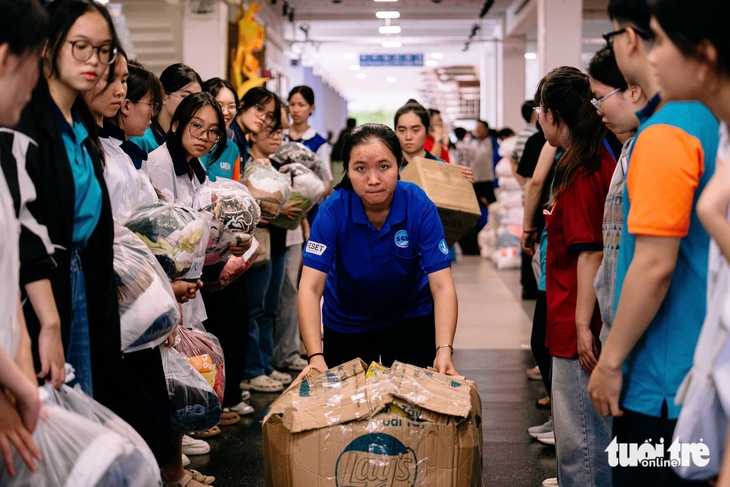 Bác 70 tuổi nghỉ chạy xe ôm để cứu trợ bão lũ, shipper chở hàng miễn phí - Ảnh 2.