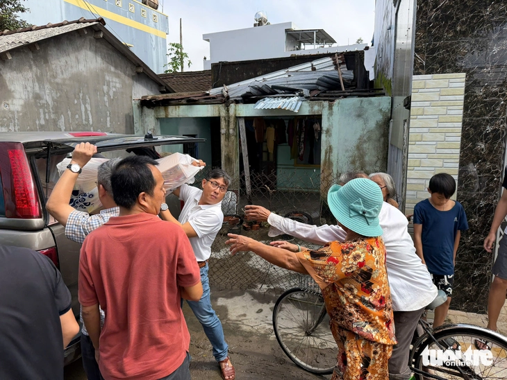 Tuổi Trẻ tiếp tục trao 100 phần quà khẩn cấp cho rốn lũ Đông Hòa  - Ảnh 1.