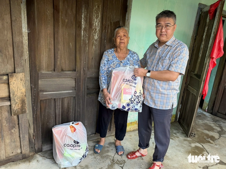 Tuổi Trẻ tiếp tục trao 100 phần quà khẩn cấp cho rốn lũ Đông Hòa  - Ảnh 3.