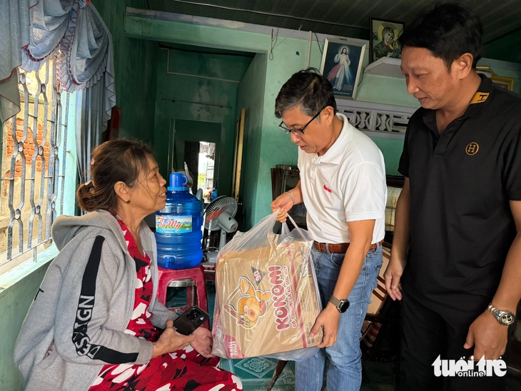 Tuổi Trẻ tiếp tục trao 100 phần quà khẩn cấp cho rốn lũ Đông Hòa  - Ảnh 4.