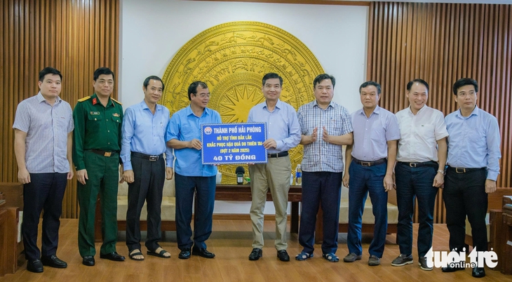 Bà con vùng lũ Phú Yên (cũ) nhận vạn tấm lòng của người dân cả nước - Ảnh 4.