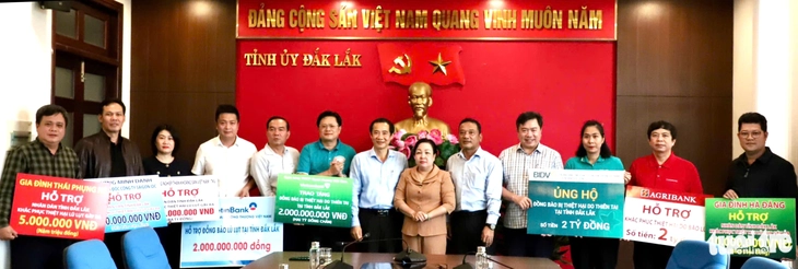 Bà con vùng lũ Phú Yên (cũ) nhận vạn tấm lòng của người dân cả nước- Ảnh 1.